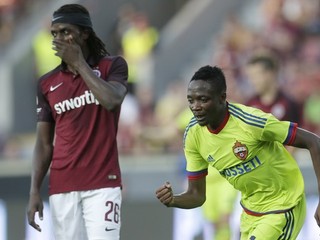Hráč CSKA Moskva Ahmed Musa (vpravo) oslavuje gól do siete Sparty Praha, vľavo smúti Costa Nhamoinesu.