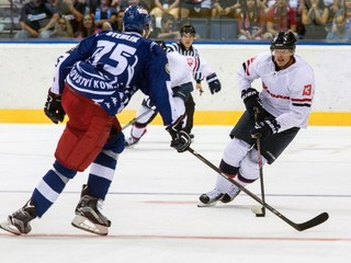 Naposledy si hokejisti Slovana poradili s Kometou Brno. Na snímke vyváža puk Václav Nedorost, proti nemu vybieha Richard Stehlík.
