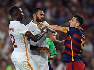 Lionel Messi (vpravo) si v súboji proti AS Rím neudržal nervy na uzde.