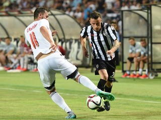 Po zápase mal viac dôvodov na radosť hosťujúci Ergis Kace (vpravo). Trnavský legionár José Casado si už ďalšie zápasy v tohtoročnej EL so spoluhráčmi nezahrá.