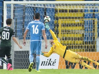 Hráč Krasnodaru Fedor Smolov strieľa z pokutového kopu vyrovnávajúci gól na 3:3.