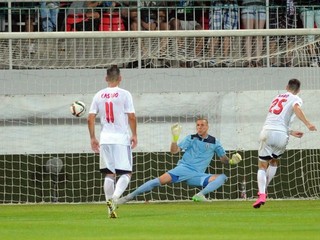 Erik Sabo (vpravo) výrazne prebudil šance Trnavy na postup po góle z pokutového kopu. Napokon Spartak dvojzápas nedoviedol do úspešného konca.