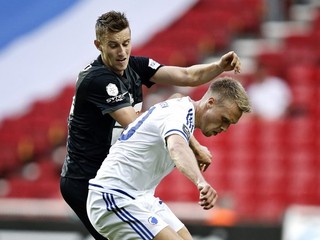 Ján Greguš (vľavo) zvádza súboj s futbalistom Kodane Nicolaiom Jorgensenom.