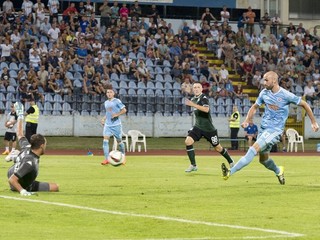 Róbert Vittek (vpravo) sa dostal do výbornej streleckej formy. Na snímke strieľa jeden zo svojich troch gólov do siete Krasnodaru.