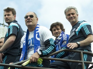 Mourinha (vpravo) fanúšikovia na Stamford Bridge milujú.