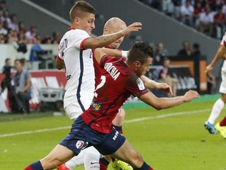 Marco Veratti (vľavo) zviedol v zápase veľa osbných súbojov. Aj vďaka jeho výkonu sa PSG dočkalo výhry hneď na úvod.