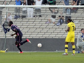 Hráči Bordeaux (čierno-ružová) strelili v ligovej premiére len jediný gól a prehrali.