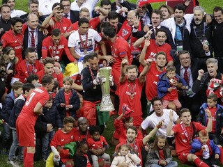 Koncom mája sa hráči FC Sevilla tešili z triumfu v Európskej ligy. V utorok však budú proti Barcelone v pozícii outsidera.