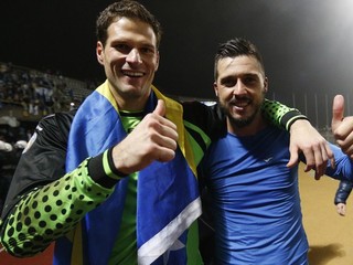 Bosniak Asmir Begovič (vľavo) je v Chelsea dvojkou belgického reprezentanta Courtoisa.