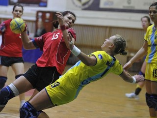 Štetáková (s loptou) svojimi bohatými skúsenosťami Partizánskemu určite pomôže.