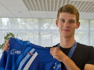 Erik Baška pózuje s dresom majstra Európy.