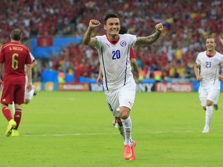 Aránguiz hral za Čilskú reprezentáciu na minuloročných MS aj na Copa América 2015.