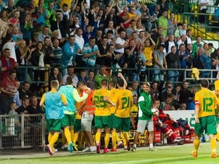 Futbalisti MŠK Žilina oslavujú gól.