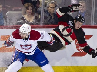 V NHL si Frédéric Saint Denis (vľavo) obliekal aj dres Montrealu Canadiens. Na snímke bojuje pri mantineli s Chrisom Neilom z Ottawy.