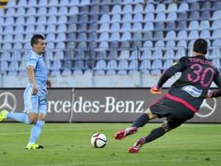 Futbalisti Slovana Bratislava naposledy v domácej súťaži zdolali Ružomberok. Na snímke sa do šance pred brankárom Darkom Tofiloským dostáva František Kubík. V ďalšom priebehu Fortuna ligy sa so svojimi spoluhráčmi budú musieť zaobísť bez podpory fanúšikov