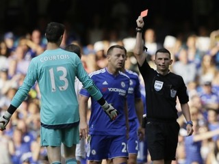 Rozhodca Michael Oliver udeľuje červenú kartu brankárovi Chelsea Thibautovi Courtoisovi.