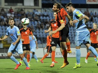 Naposledy futbalisti Ružomberka prehrali na ihrisku Slovana Bratislava. Na snímke v spleti hráčov hlavičkuje Martin Boszorád.