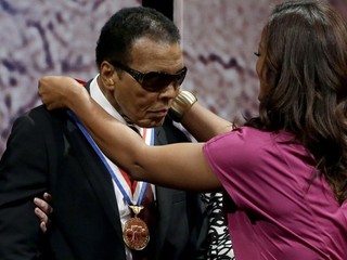 V roku 2012 si Muhammad Ali prebral aj Medailu slobody. Dostal ju za svoj dlhoročný boj mimo ringu v oblasti ľudských práv či náboženskej slobody.
