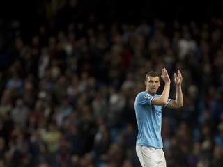 Aké príhodné - Edin Džeko akoby sa lúčil s fanúšikmi Manchestru City. Najbližší rok si bude obliekať dres AS Rím.