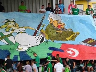 Protiislamistický transparent, ktorý vyvesili fanúšikovia FK Jablonec počas zápasu s s Bohemians 1905.