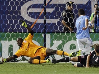 Brankár DC United Bill Hamid zasahuje pri jednej z viacerých šancí Davida Villu (s číslom 7).