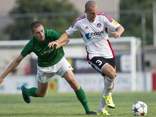 Futbalisti AS Trenčín zatiaľ nestratili v najvyššej súťaži ani bod. A cez týždeň uspeli aj v národnom pohári na pôde Pezinka. Na snímke preniká ich hráč Milan Rundič (vpravo), zastaviť sa ho pokúša Pezinčan Rastislav Srnánek.