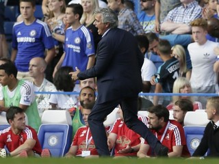 Vbehnutie lekárskeho tímu Chelsea na trávnik v závere stretnutia trénera Josého Mourinha poriadne nahnevalo.
