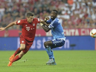 Útočník Bayernu Robert Lewandowski (vľavo) v súboji s Johanom Djourouom z Hamburgu.