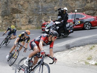 Greg van Avermaet (v popredí) skončil v šiestej etape druhý.