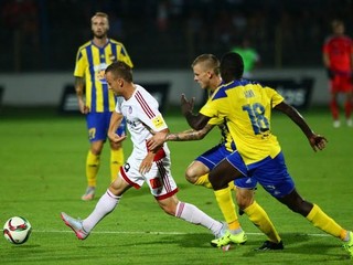 Trenčiansky záložník Stanislav Lobotka (v bielom) uniká pred dvojicou Dunajskostredčanov Lupták - Sarr.