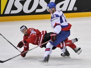 Kristián Kudroč hral za Slovensko na MS 2012. Na snímke s Kanaďanom Johnom Tavaresom.