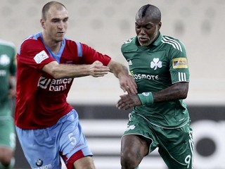 Martin Latka (v súboji s Djibrilom Cissém) je známy svojou záľubou v bojových športoch.