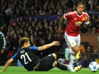 Hviezdou Manchestru United v prvom zápase play-off o postup do skupinovej fázy Ligy majstrov bol Memphis Depay (vpravo). Na snímke sa ho pokúša sklzom odstaviť od lopty hráč Clubu Bruggy Dion Cools.