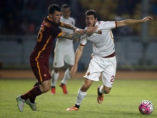 Mattia Destro (vpravo) si naposledy obliekal dres AS Rím. Na snímke sa ho počas exhibičného duelu medzi spoluhráčmi v Jakarte pokúša zastaviť Alicio Romagnoli.