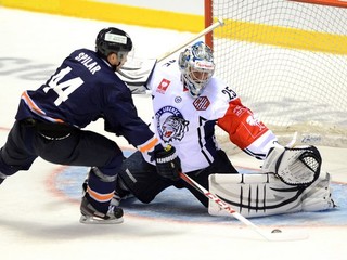 HC Košice hrali v Lige majstrov aj v uplynulej sezóne. Na snímke zo zápasu proti Libercu sa snaží brankára Jána Lašáka prekonať Gabriel Spilar.