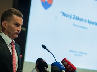 Člen pracovnej skupiny Miroslav Hlivák prezentuje návrh Zákona o športe na tlačovej konferencii v Bratislave.