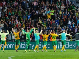 Futbalisti MŠK Žilina oslavujú spolu s divákmi víťazstvo nad Athleticom Bilbao.