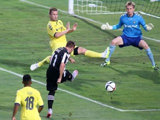 Róbert Mak strieľa jeden zo svojich troch gólov do siete Bröndby IF Kodaň.