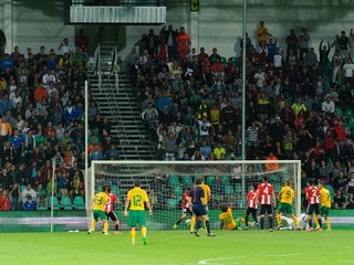 William (č. 10) práve strieľa tretí gól do siete Bilbaa.