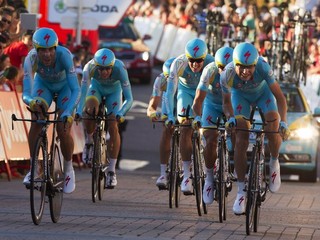 Pred dvomi rokmi bola úvodnou etapou Vuelty tímová časovka, ktorú ovládlo družstvo Astana.