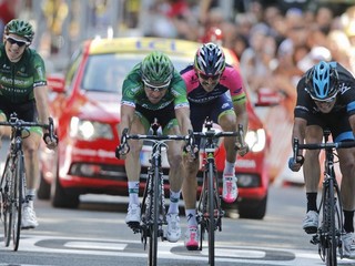 Vasil Kirijenka (prvý sprava) bol v 14. etape najrýchlejší.