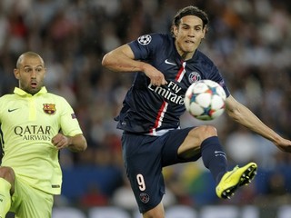 Edison Cavani (vpravo) kontroluje loptu pred Javierom Mascheranom z FC Barcelony vo štvrťfinále Ligy majstrov.
