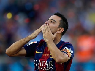 Xavi posiela bozk fanúšikom Barcelony počas osláv titulu po poslednom ligovom zápase.