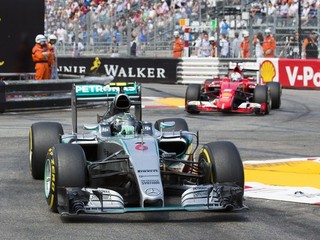 Nico Rosberg v popredí, za ním Sebastian Vettel.