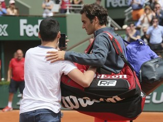 Roger Federer a mladík, ktorý sa s ním pokúšal odfotiť.