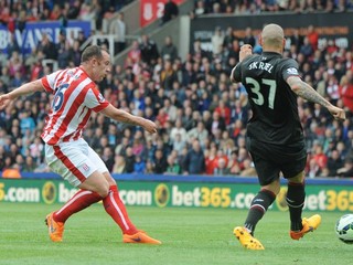 Martin Šrtel (vpravo) počas zápasu na pôde Stoke City.