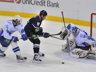 Mužstvo Astany (jej hráči sú na snímke v bielom) nastupovali v KHL aj proti Slovanu Bratislava. Teraz majú oba tímy finančné problémy.