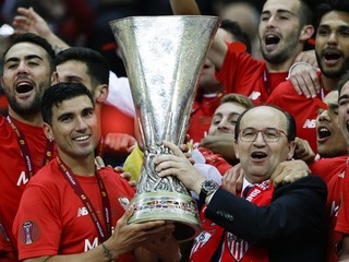 Z trofeje sa teší aj prezident klubu José Castro (vpravo v čiernom).