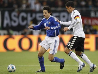 Fín Jari Litmanen (vľavo) bude jednou z najväčších hviezd exhibície.