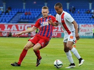 Jan Kalabiška (vľavo) nastrieľal v tejto sezóne zatiaľ sedemnásť gólov.